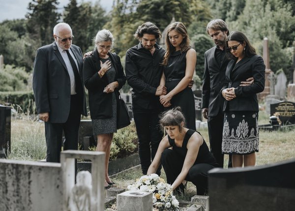 Comment choisir une plaque funéraire personnalisée pour rendre hommage à un être cher ?