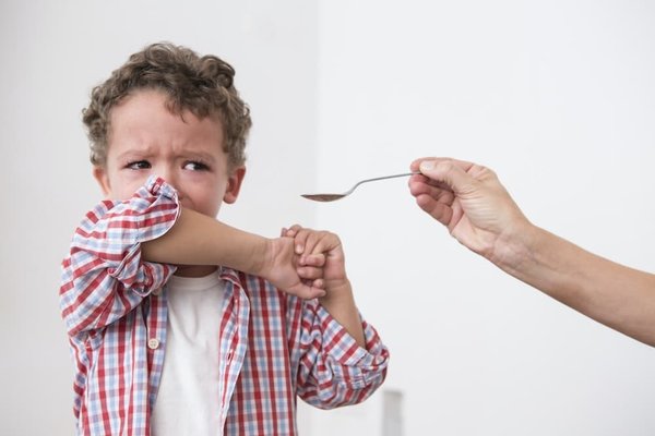 Pourquoi refuse-t-il de manger à table ?